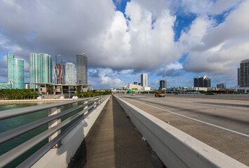 Caminando por el puente de Miami