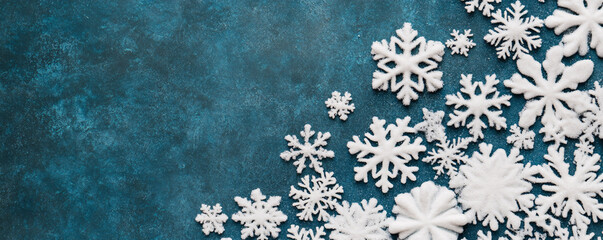 A beautiful arrangement of white snowflakes on a blue backdrop, perfect for winter-themed projects and designs.