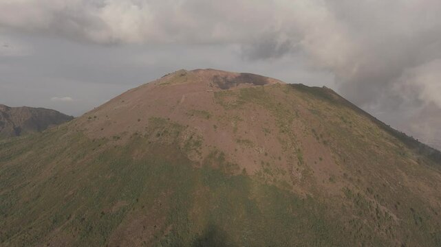 Vesuvio vulcano - Napoli, Italia 
Drone Dji air 3