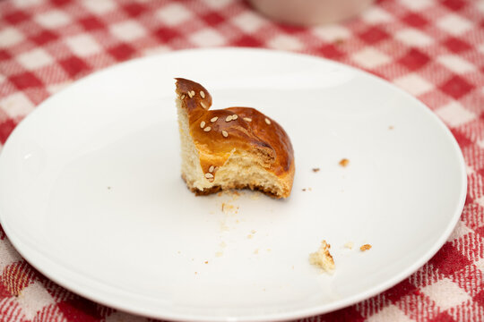 restos de pan de muerto mordido en plato casi vac&iacute;o