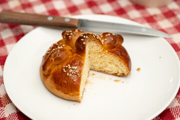 pan de muerto sin una porción con cuchillo a un lado