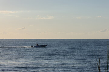 Obraz premium fishing boat at sunrise