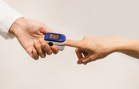 Finger pulse oximeter used to measure oxygen level