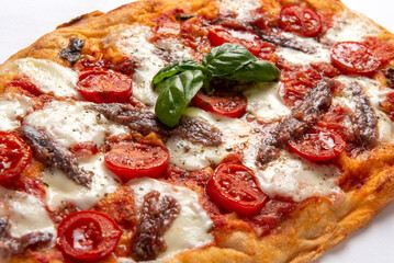Pinsa con acciughe e pomodorini, cibo italiano 