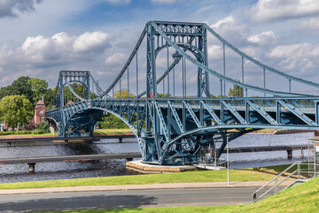 Obraz premium Die Kaiser-Wilhelm-Brücke, eine zweiflügelige Drehbrücke in Wilhelmshaven, Niedersachsen. Die Brücke ist das Wahrzeichen der Stadt.