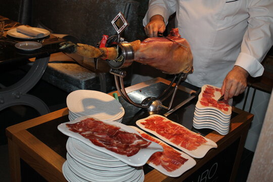 cortando jam&oacute;n ib&eacute;rico