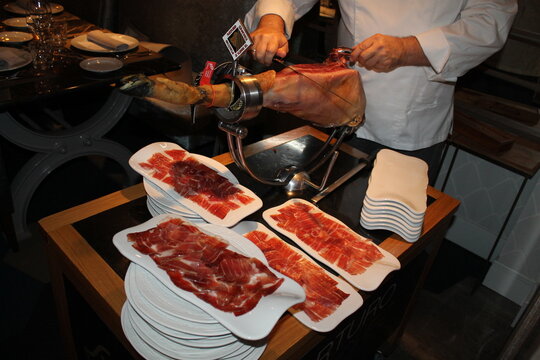 cortando jam&oacute;n ib&eacute;rico