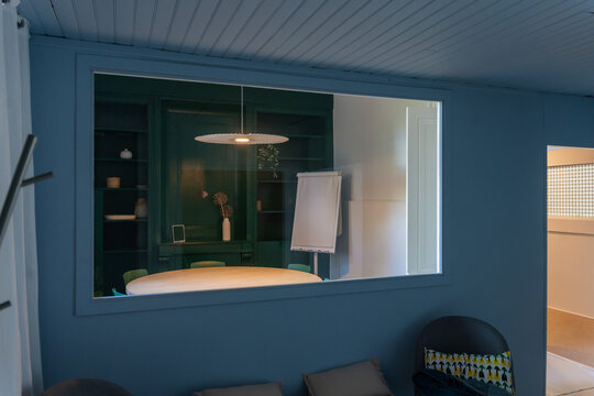 Soundproof Cozy Meeting Room Office