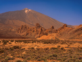 Naklejka premium spot in Tenerife with many red rocks and beautiful mountain landscape background