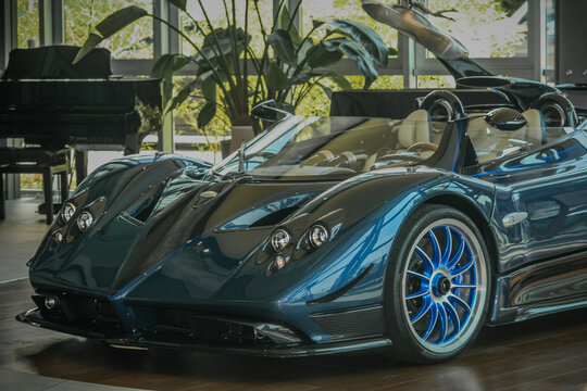 Pagani Zonda HP barchetta, background, side view, profile, museum Horacio pagani, carbon fiber 