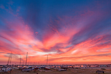 Bellissimo tramonto al mare in agosto sul porticciolo