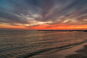 Bellissimo tramonto al mare in agosto sul porticciolo