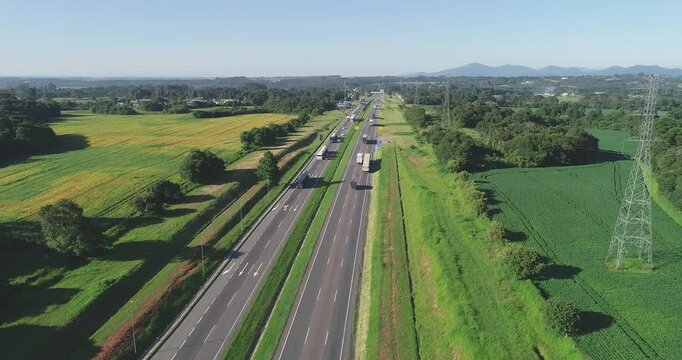 Rodovia com carros em S&atilde;o Jos&eacute; dos Pinhais