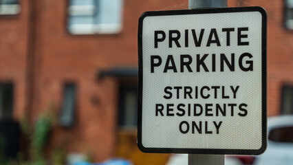 Obraz premium Private Parking Sign for Residents Only in a Residential Area