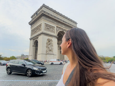 ugc selfie of woman at the arc de triomphe in paris