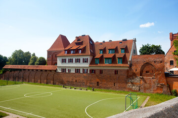 Boisko wśród historycznych murów zamku, Toruń, Polska.  © 123108 Aneta