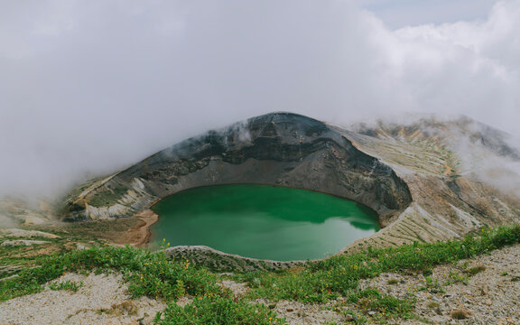 The volcano lake, like jade, after the clouds and fog disperse.