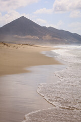 Słynna, piękna, naturalna plaża Fuerteventury Playa de Cofete położona wśród gór. The famous, beautiful, natural beach of Fuerteventura, Playa de Cofete, located among the mountains.