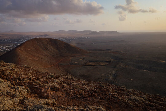 Niesamowity,  Wulkan Calderon Hondo położony na wyspie Fuerteventura. The amazing Calderon Hondo Volcano located on the island of Fuerteventura