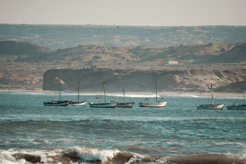 Barcos de pescadores na praia - Peru