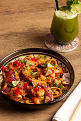 Pasta con mariscos y te matcha