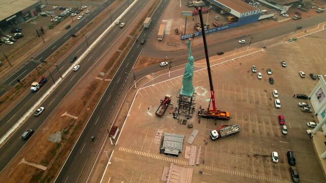 Iconic Reinvention: Liberty Statue Installation at Brazilian Storefront