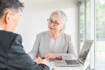 打ち合わせ・ミーティング・会議をするシニア世代のビジネスウーマンとビジネスマン
