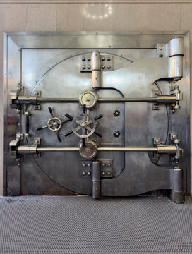 Bank door  Safe vault  nobody