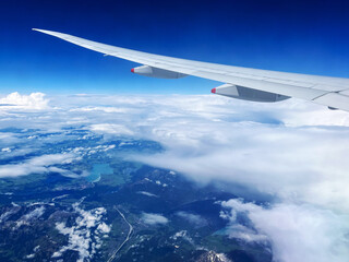 Obraz premium Aerial Perspective of German Countryside and Mountains with Airplane Wing