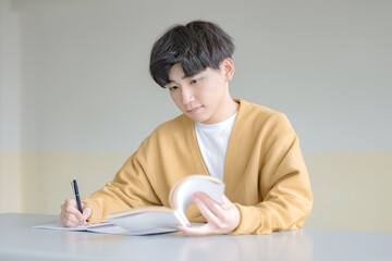 猛勉強する学生