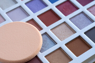 Women's Eyeshadow Color Palette and Applicator