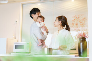 赤ちゃんと過ごす家族