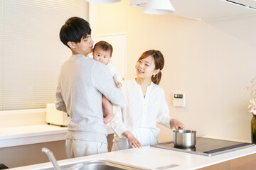 赤ちゃんと過ごす家族