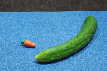 青い背景に人参とキュウリ