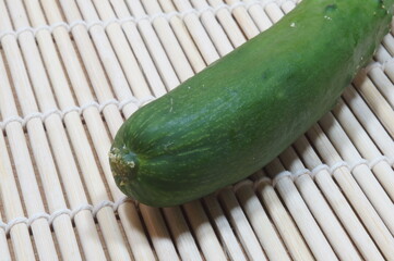 竹背景のキュウリ（後方）
