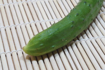 竹背景のキュウリ（先端）