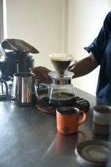 ハンドドリップでコーヒーを淹れているところ