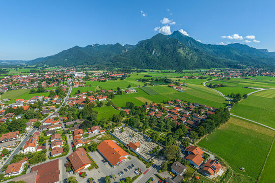 Blick &uuml;ber die Marktgemeinde Grassau im oberbayerischen Chiemgau zum Hochfelln