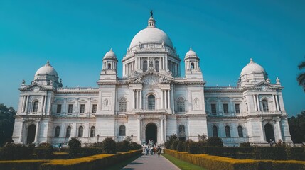Obraz premium The grand facade of the Victoria Memorial in Kolkata, with its marble domes and detailed sculptures.