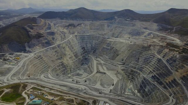 OPEN MINE LOCATED IN ALTO PERU