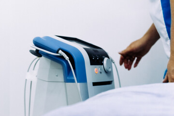 Utilizing the TR-THERAPY local diathermy technique in a state-of-the-art clinic for targeted pain relief. Ideal for highlighting sophisticated physiotherapy methods and innovative medical treatments.