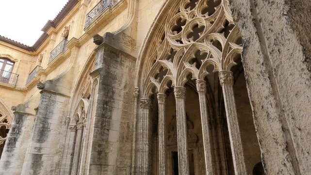 Detalle arquitectura g&oacute;tica en el claustro de la catedral de Oviedo, Espa&ntilde;a. Sin audio