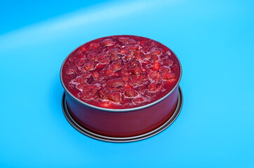 Ciasto bez pieczenia z galaretką i owocami © Paweł Kacperek