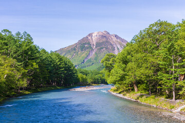 日本の風景・初夏　長野　新緑の上高地　焼岳