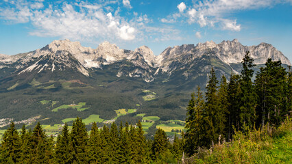 Idyllisches Bergpanorama mit blauem Himmel und Blick auf den Wilden Kaiser