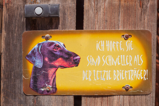 Schild ich hoffe Sie sind schneller als der letze Brieftr&auml;ger an einer Haust&uuml;r, Warnung vor dem Hund, Deutschland