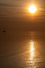 Die Nordsee bei Büsum - dramatisch schöner Sonnenuntergang mit Spiegelung auf dem Wasser und dem Watt