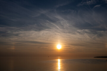 Die Nordsee bei B&uuml;sum - dramatisch sch&ouml;ner Sonnenuntergang mit Spiegelung auf dem Wasser und dem Watt