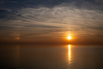 Die Nordsee bei Büsum - dramatisch schöner Sonnenuntergang mit Spiegelung auf dem Wasser und dem Watt