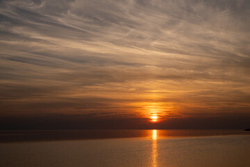 Die Nordsee bei Büsum - dramatisch schöner Sonnenuntergang mit Spiegelung auf dem Wasser und dem Watt